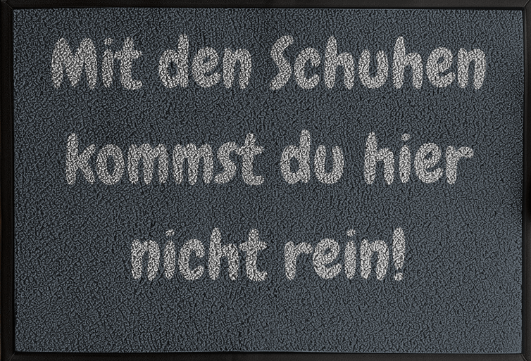 Mit Schuhen? Nicht bei uns